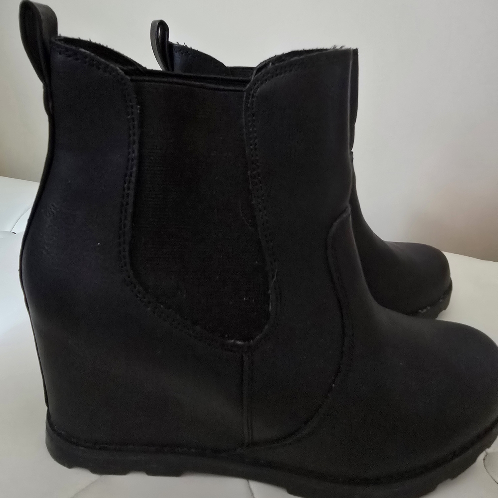Universal Thread Black Ankle Boots